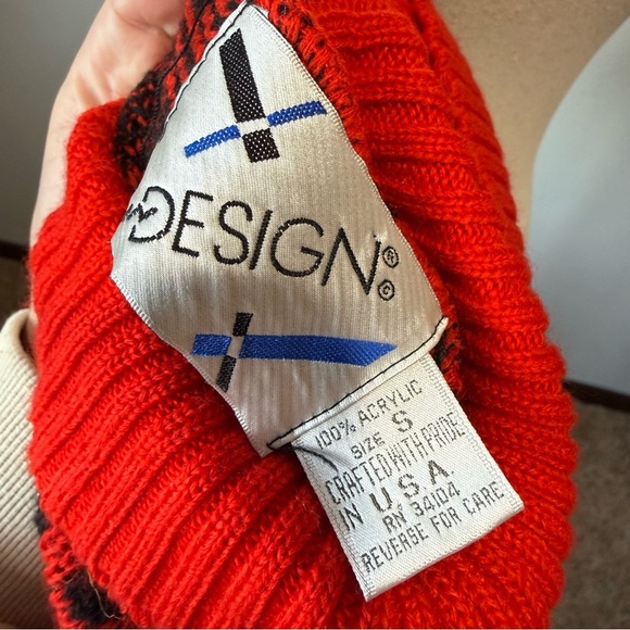 Vintage In Design Red & Black Abstract Turtleneck Sweater | Size S - Picture 6 of 6